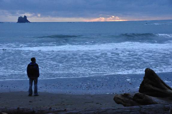 Admirando o fim de tarde na 2a Beach, em La Push, pequena localidade indígena no litoral do Olympic National Park, no estado de Washington, oeste dos Estados Unidos